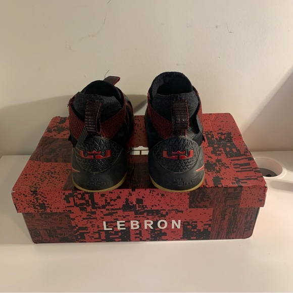 Lebron Soldier XI Red Stardust Men 9 - Picture 8 of 9